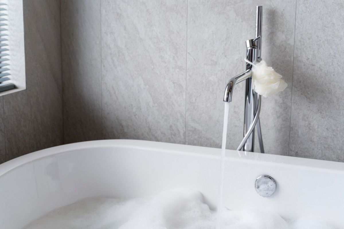 Bathtub sedang diisi air