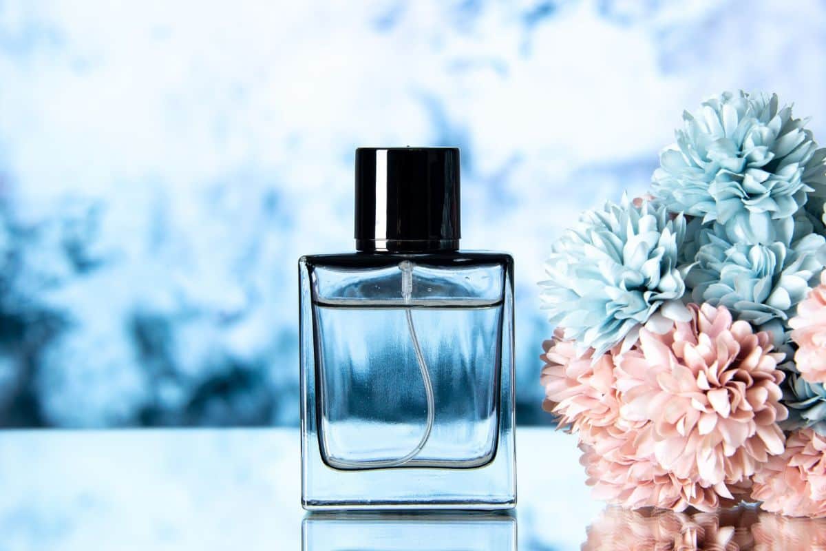 Botol parfum dikelilingi bunga