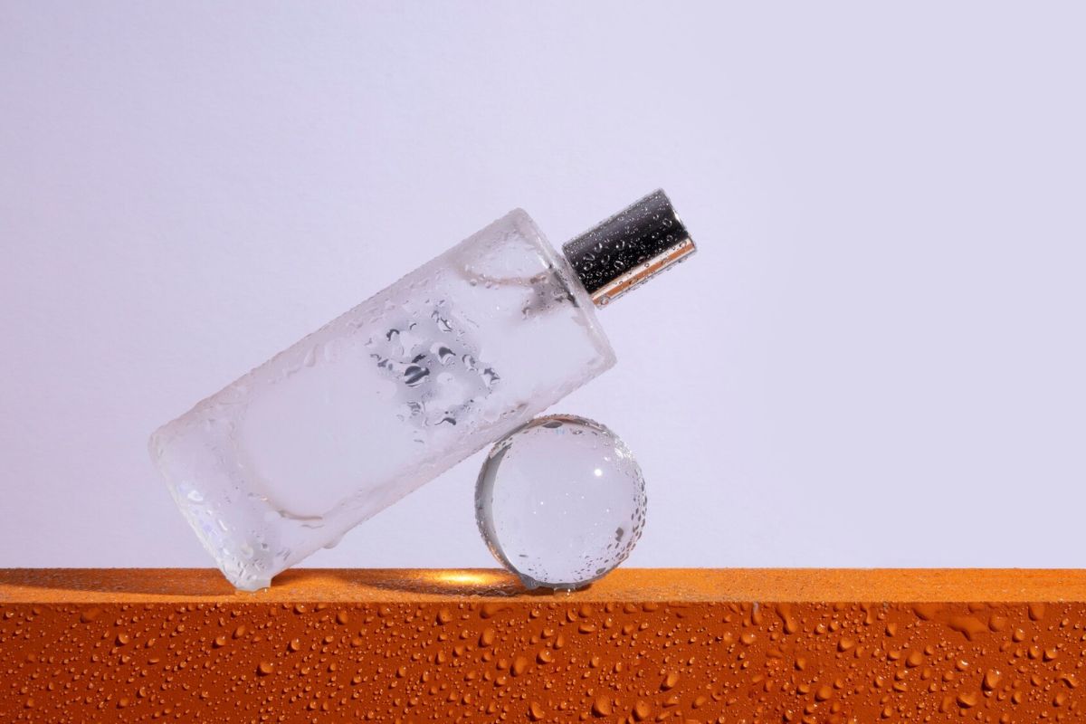 Botol parfum dalam posisi miring