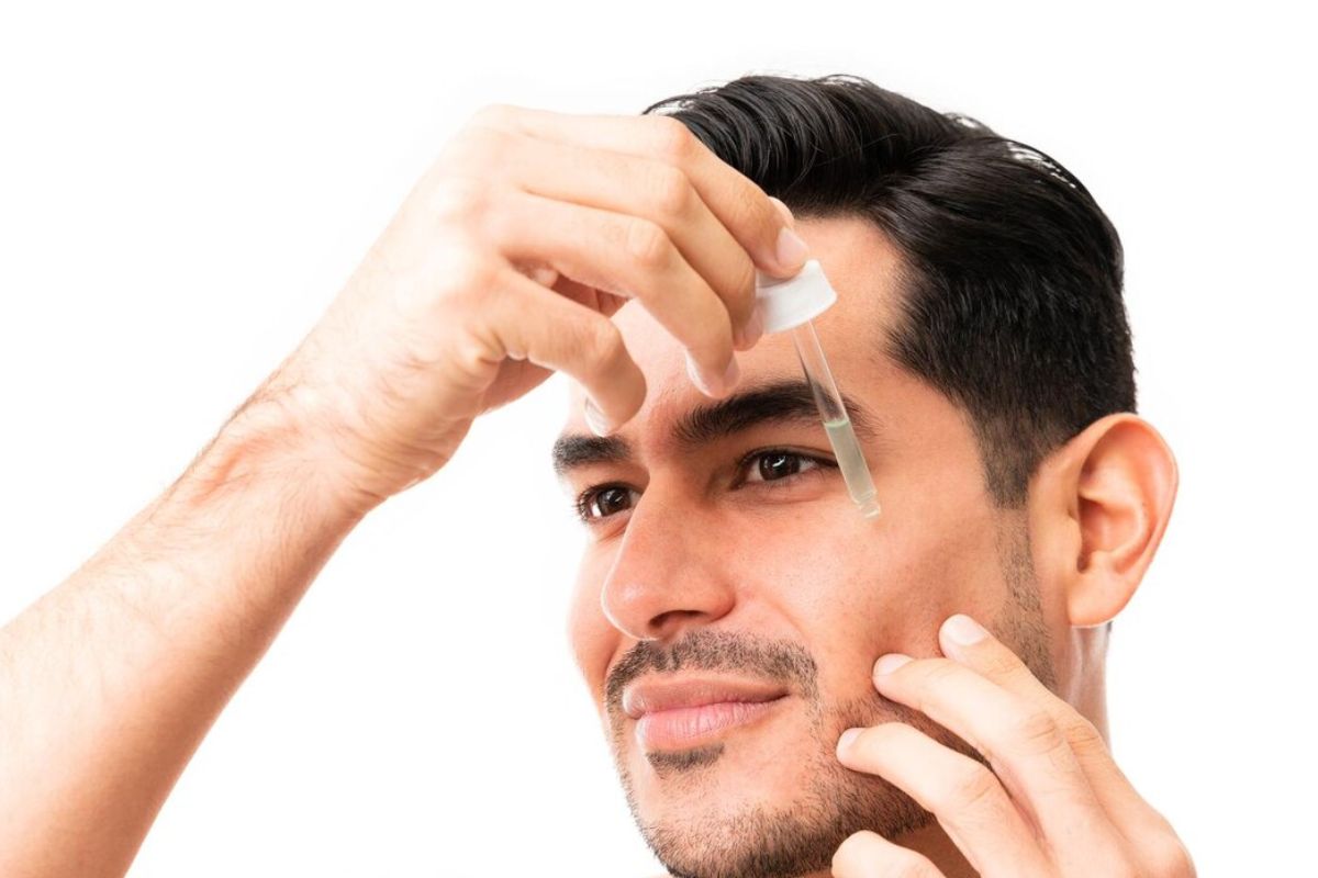 Mengaplikasikan serum wajah