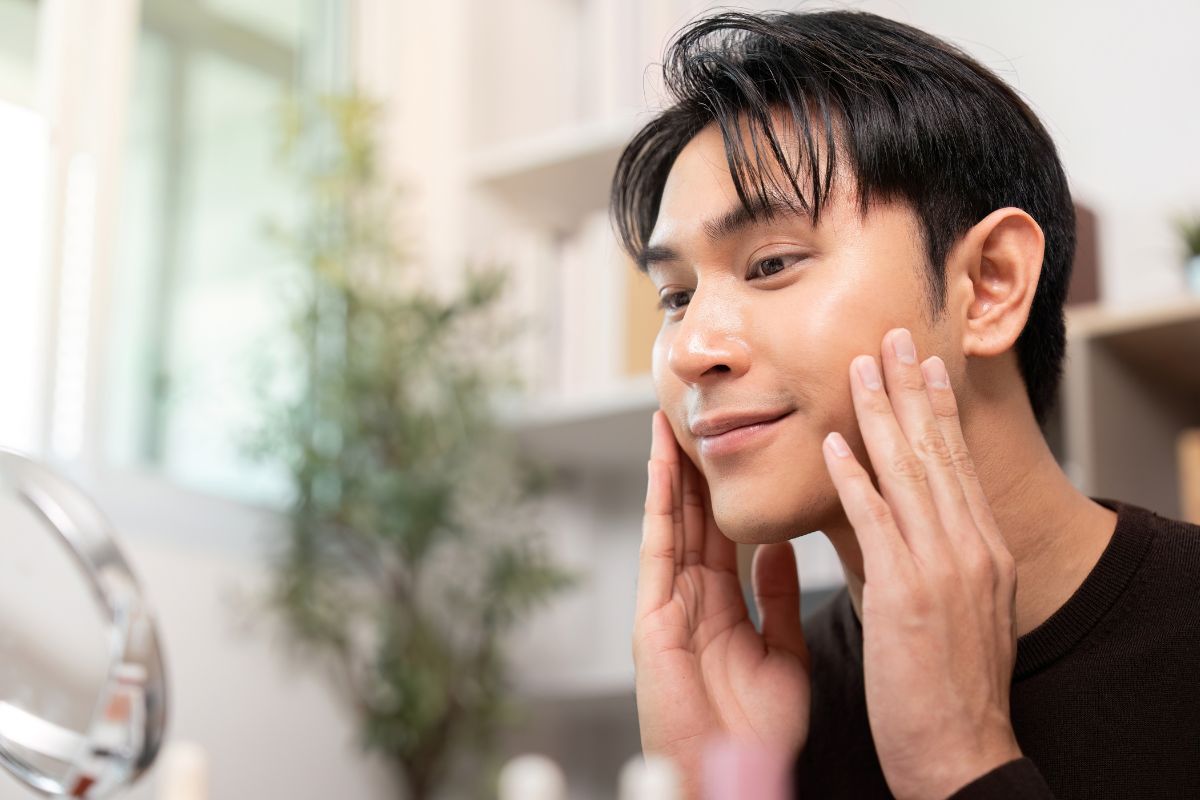 Pria mengenakan sunscreen di wajah