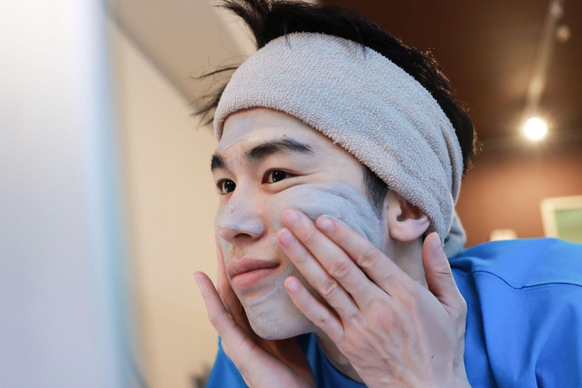 pria yang sedang peeling wajah