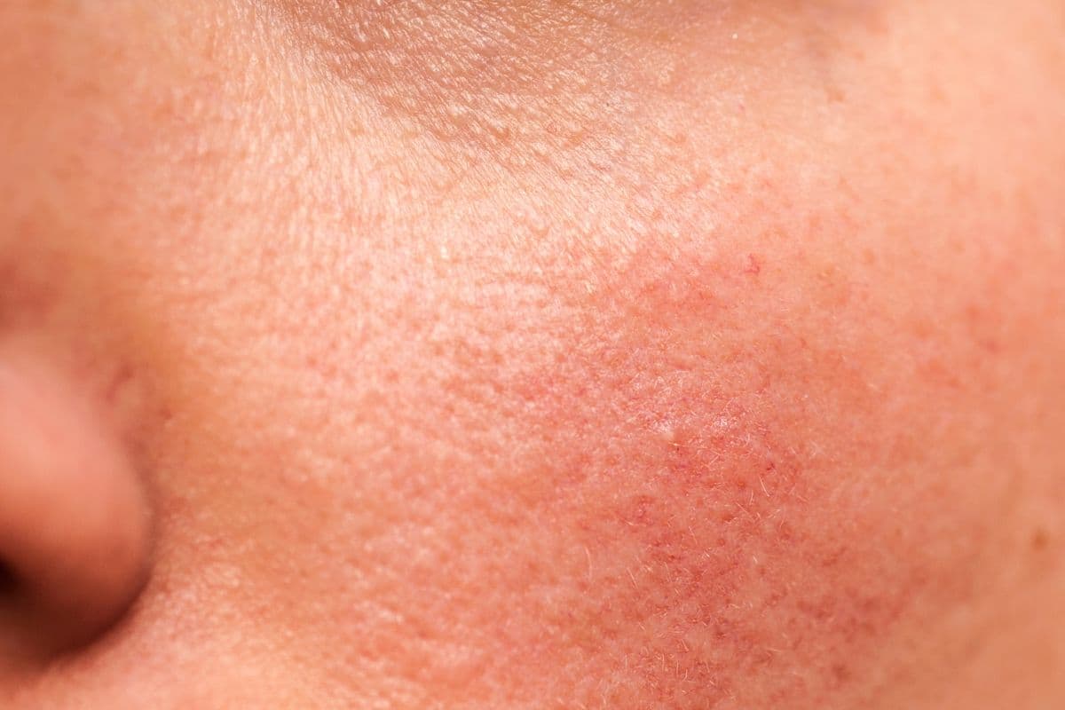 close up wajah pria yang sensitif