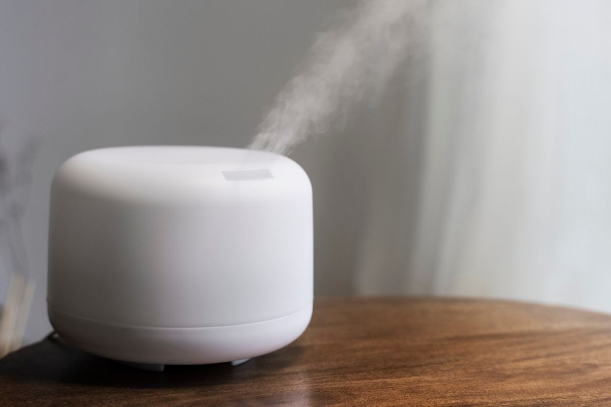 Humidifier di atas meja kayu