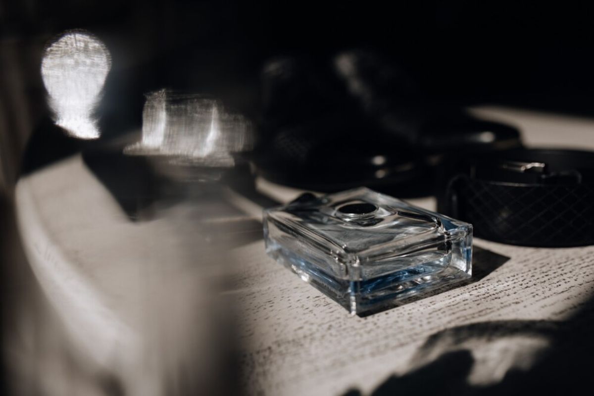 Botol parfum di atas meja