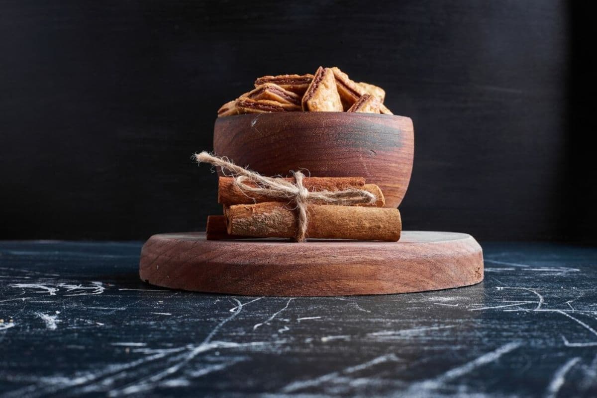 Potongan kayu aromatik dan biskuit gourmand