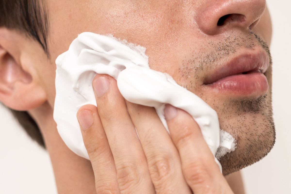 seorang pria sedang mengaplikasikan foam di wajah