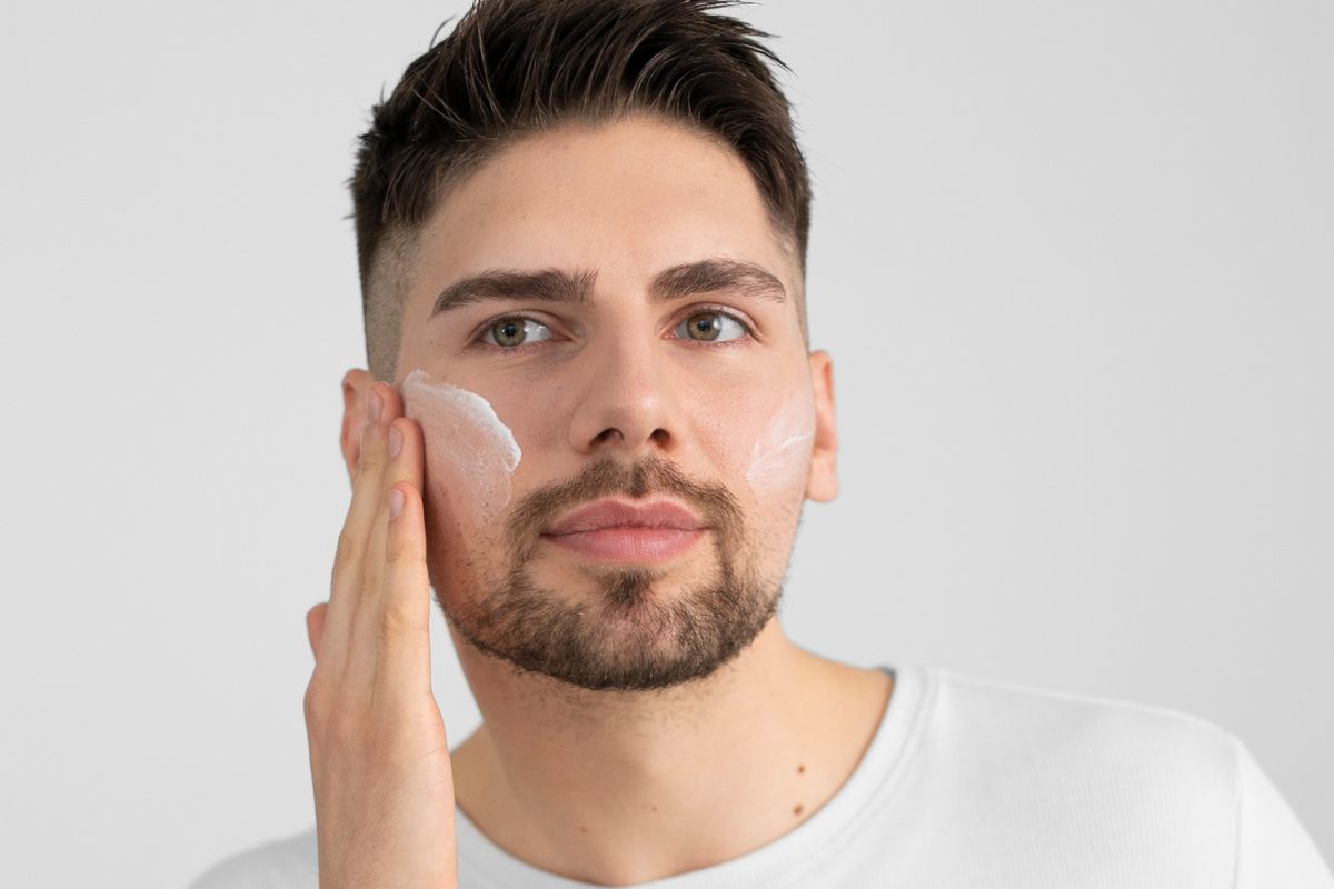 seorang pria memakai krim di wajahnya