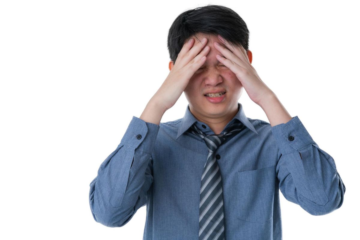 pria sedang mengalami stres akibat pekerjaan