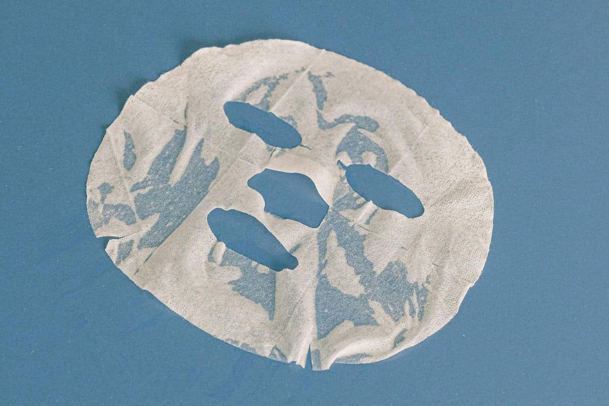 sheetmask di atas permukaan warna biru