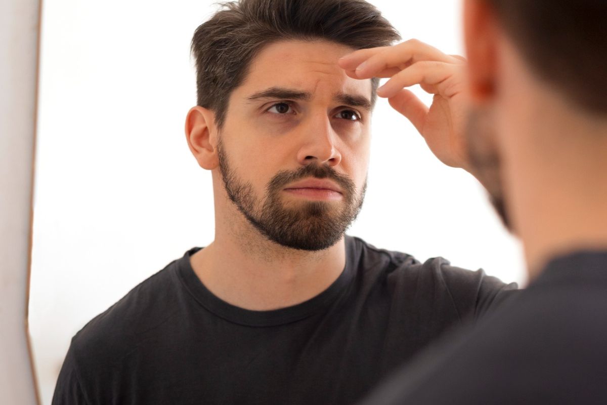 pria sedang bercermin