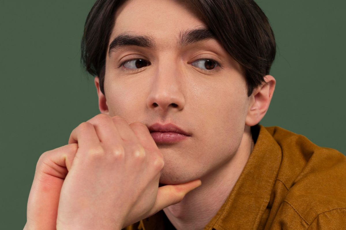 pria berpangku tangan