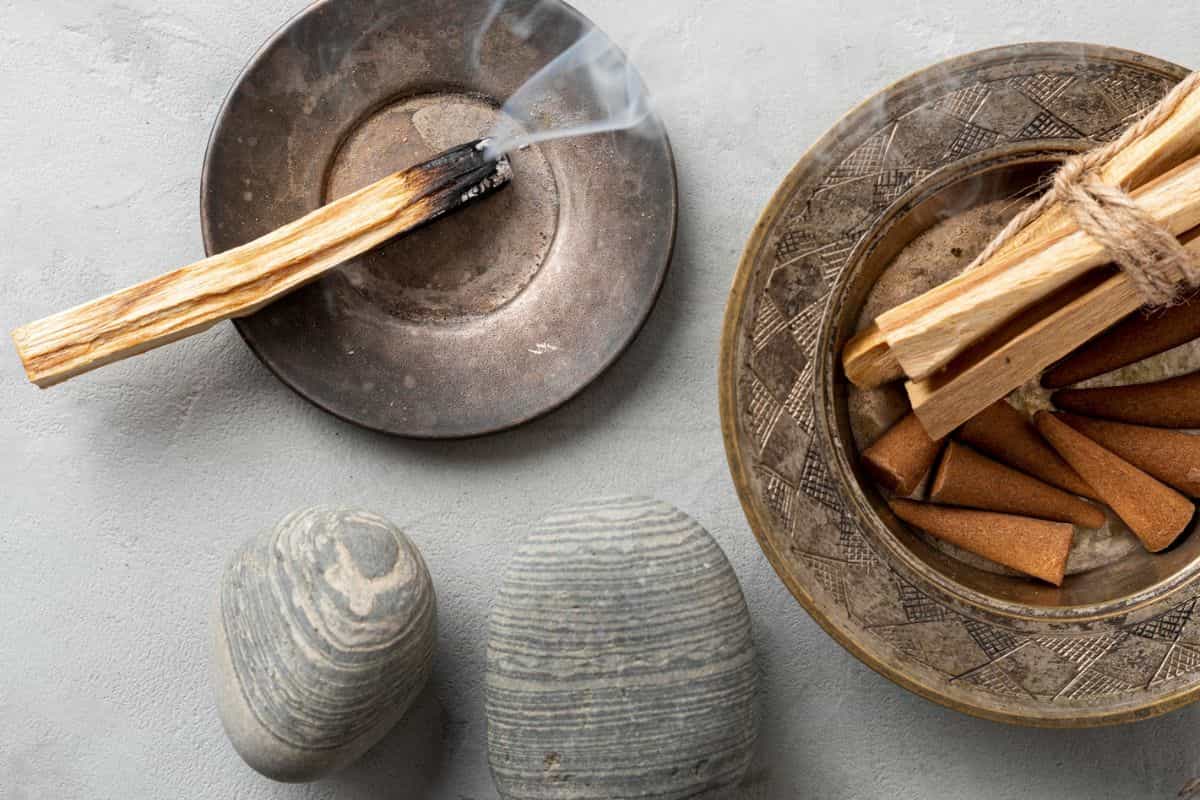 potongan kayu aromatik yang dibakar