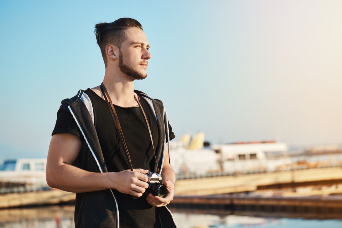 pria membawa kamera di luar ruangan