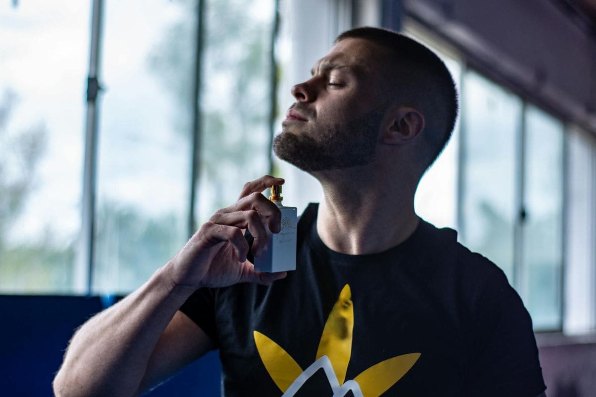pria menyemprotkan parfum