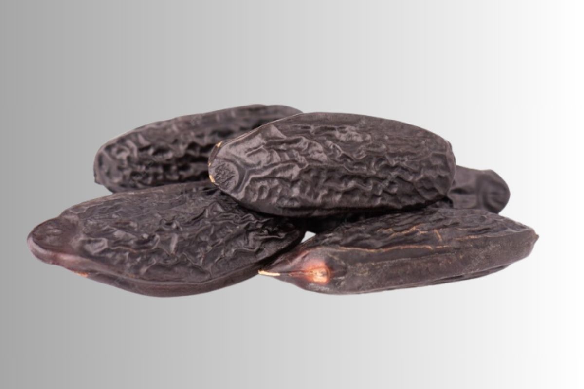 beberapa biji tonka dengan background putih