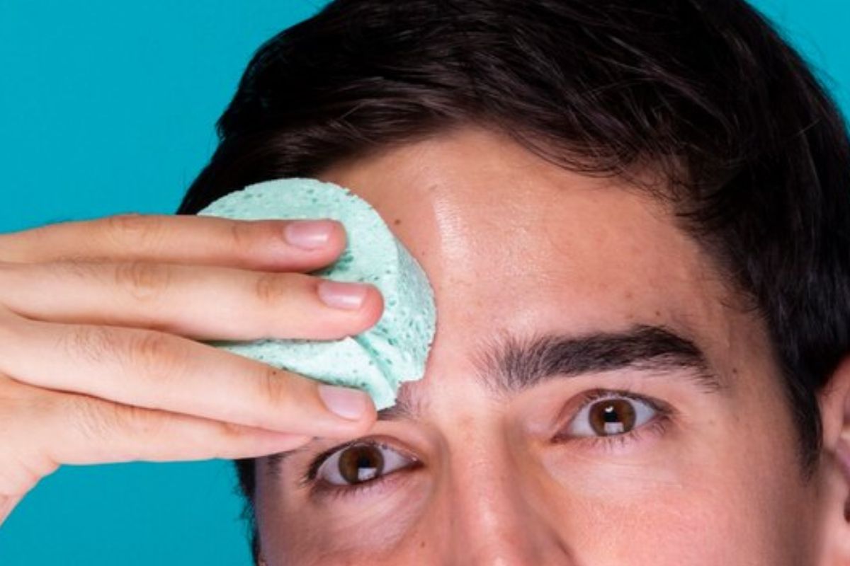 Pria membersihkan dahinya yang berminyak