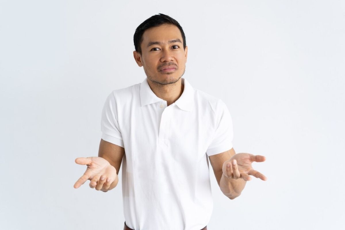 Pria pakai smartwatch