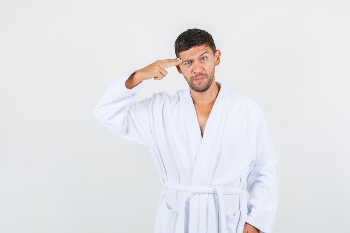 Pria memakai bathrobe putih