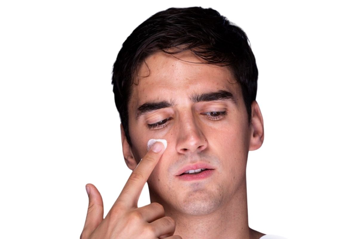 Pria melihat kandungan krim yang dipakai