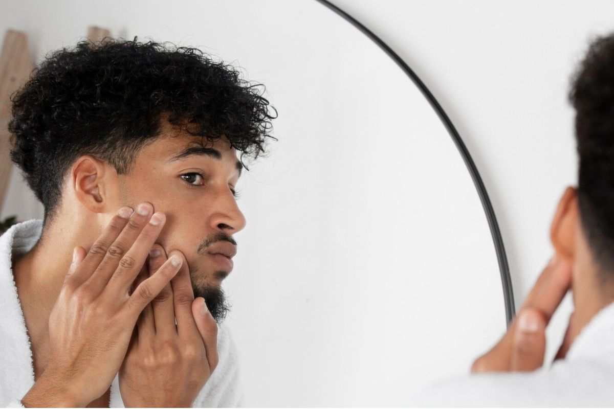 Pria sedang melakukan skincare routine