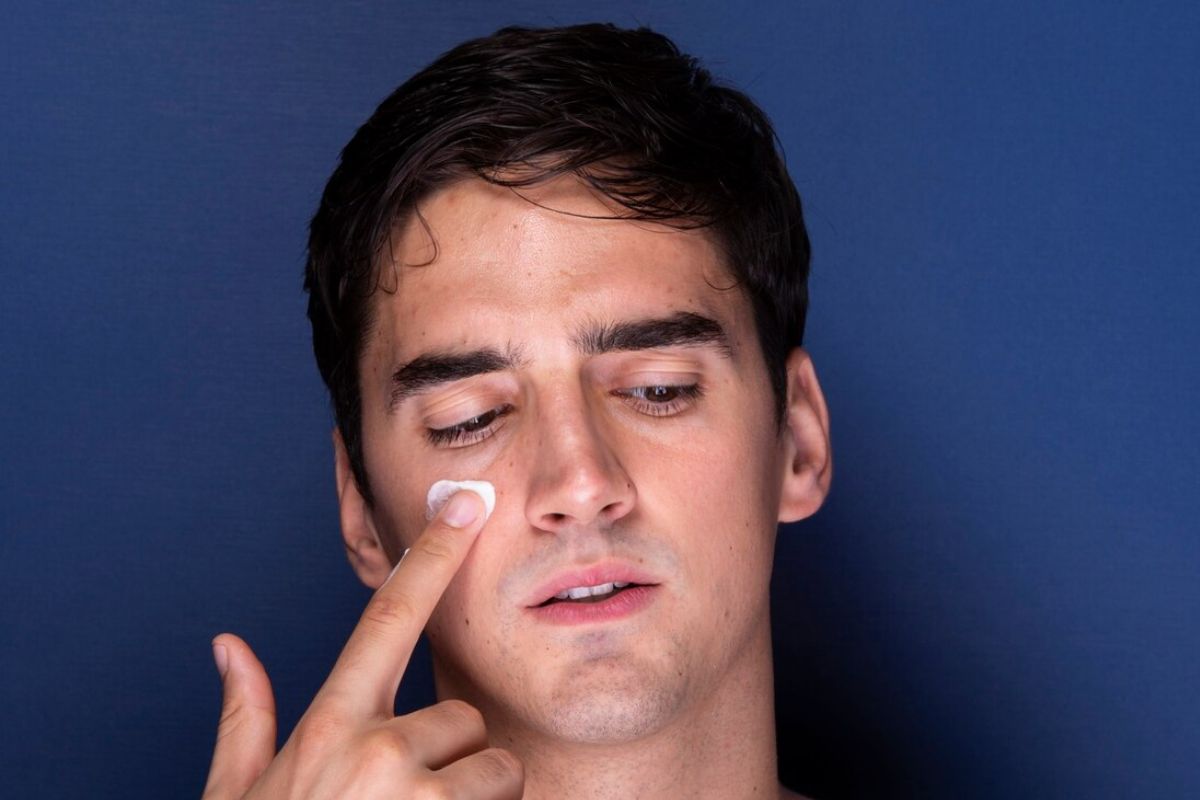 Pria mengecek label skincare