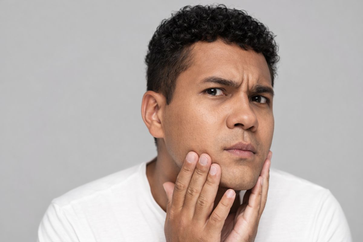 Pria yang concern dengan kulit wajahnya