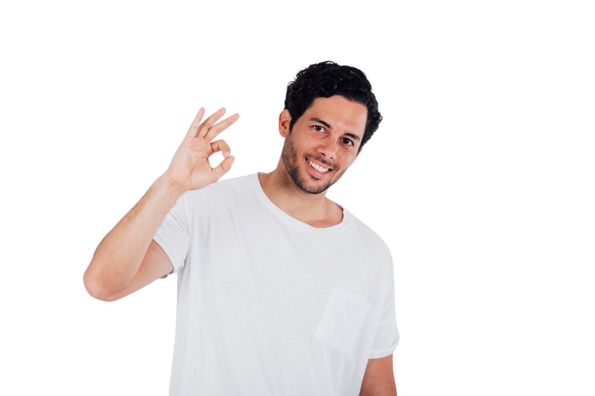 Pria memberi OK sign