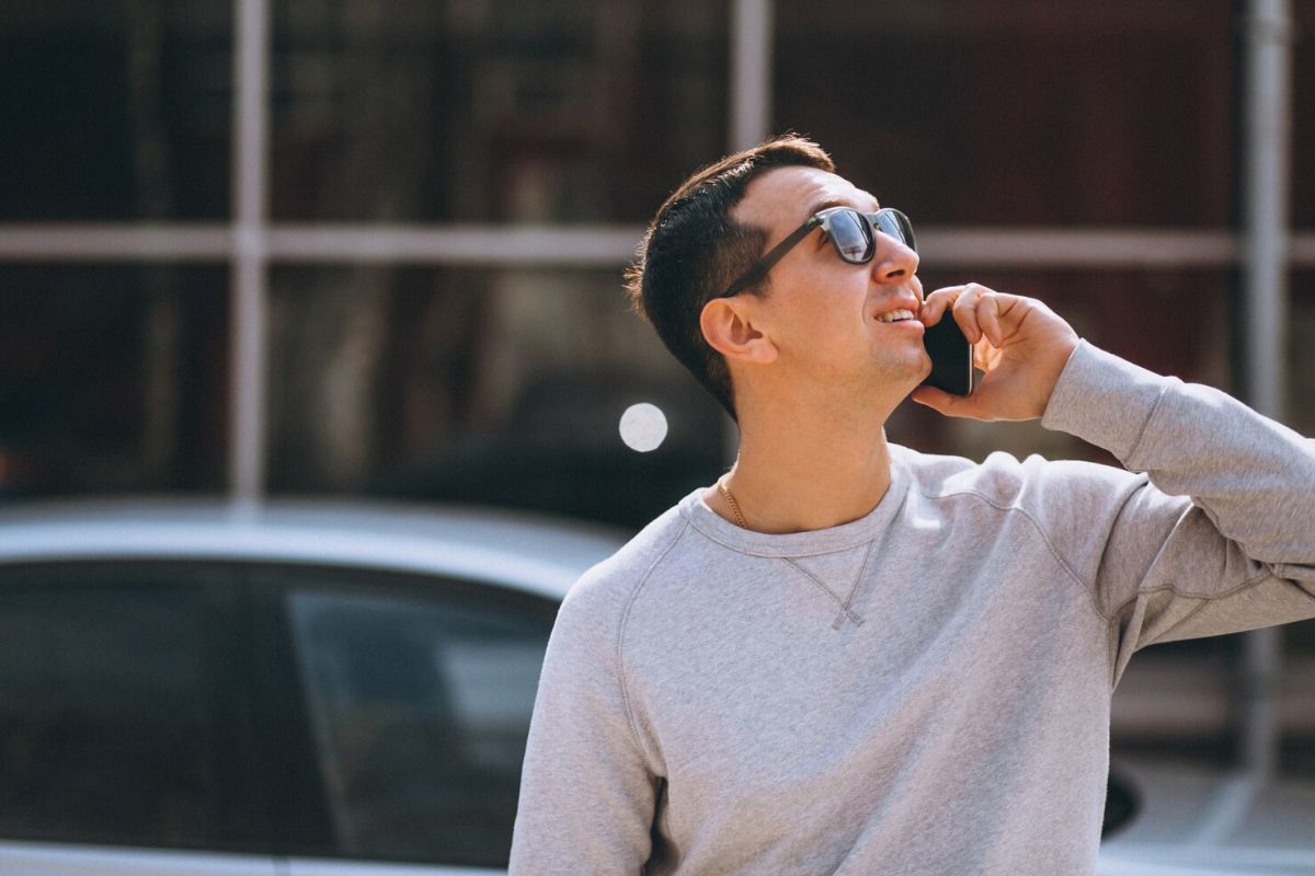 Pria berdiri di luar ruangan