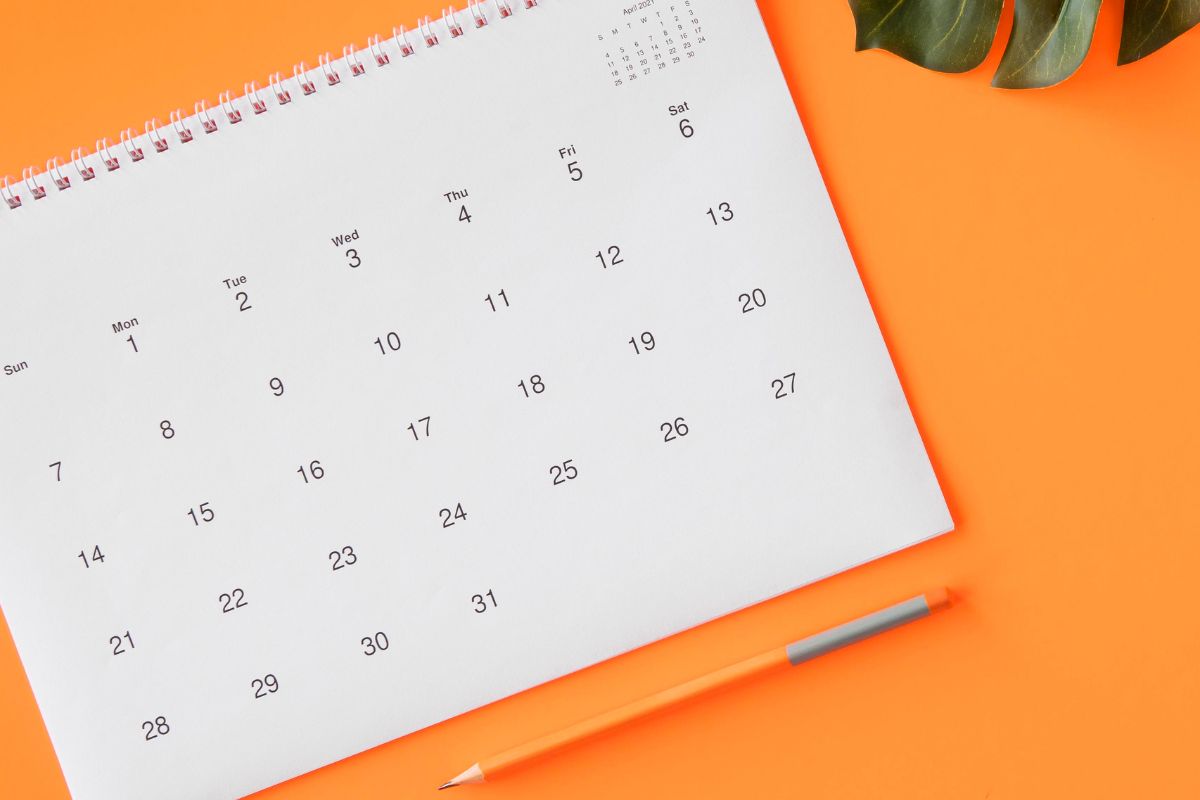 kalender dan alat tulis