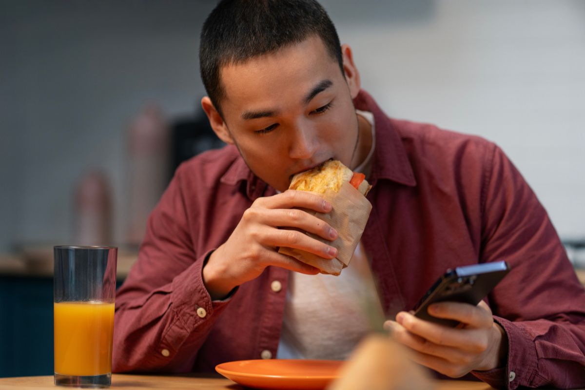 orang yang makan burito dan orange juice