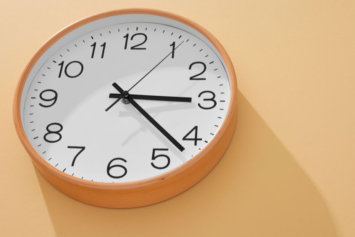 jam dinding menunjukkan waktu sahur