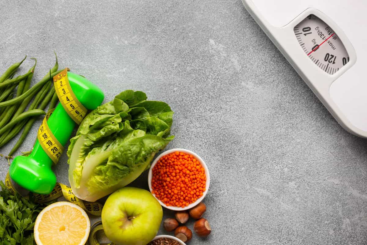 timbangan, sayuran, meteran, dan alat angkat beban