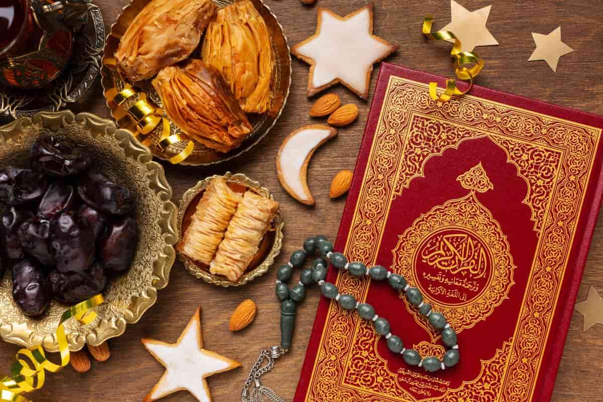 Qur’an, tasbih, dan ornamen khas Islam lain