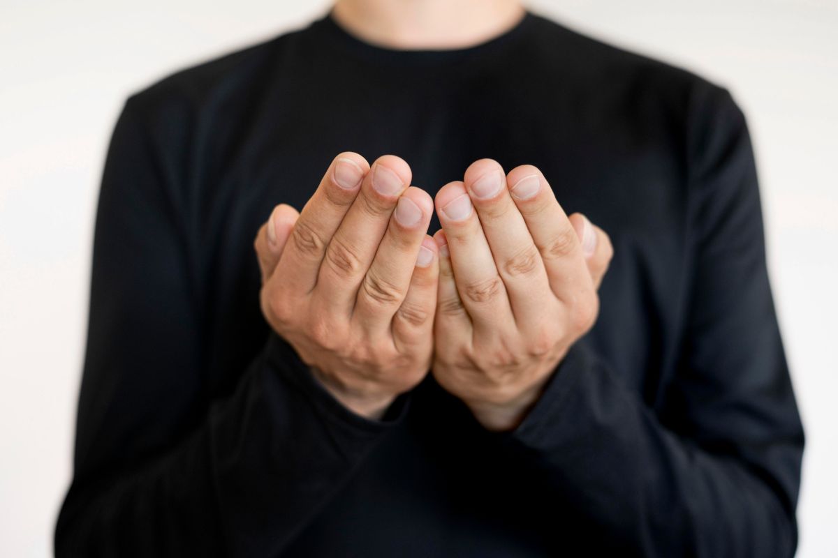 tangan orang yang sedang berdoa