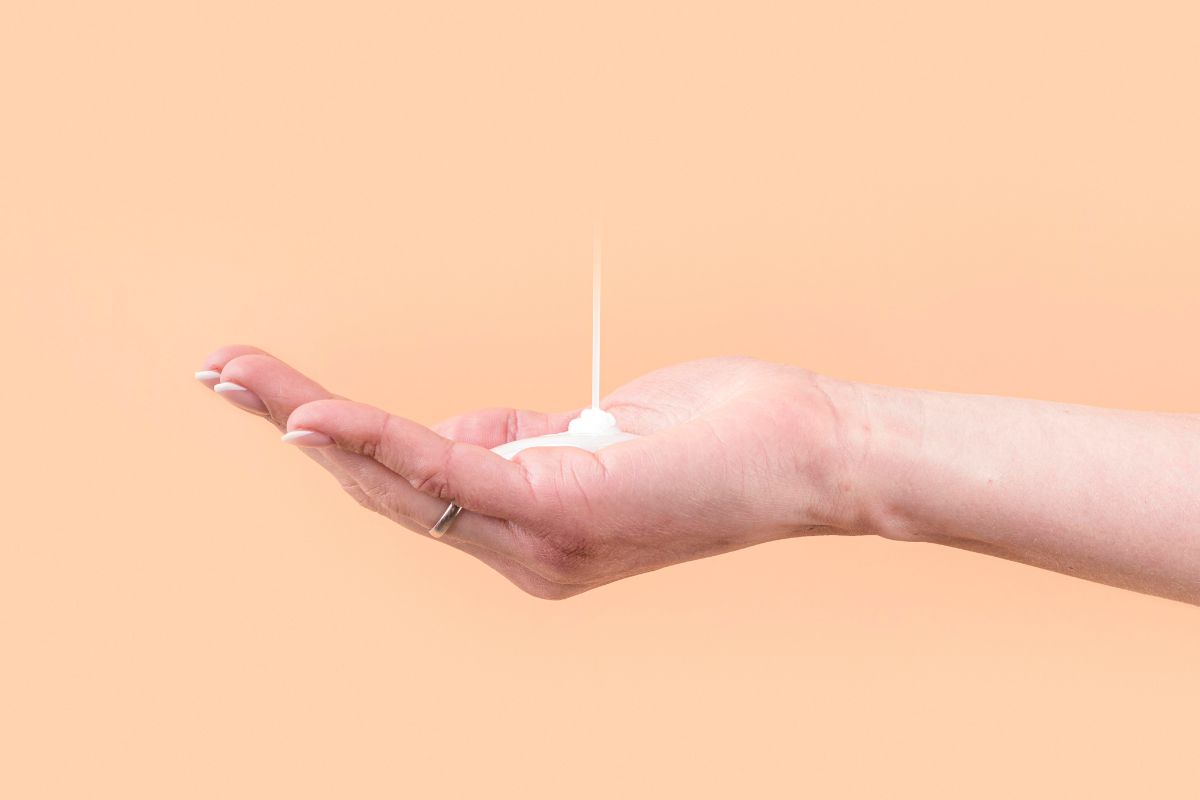 sunscreen yang jatuh ke tangan