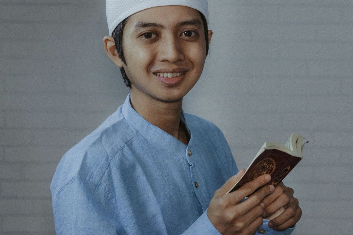 muslim yang sedang membaca kitab