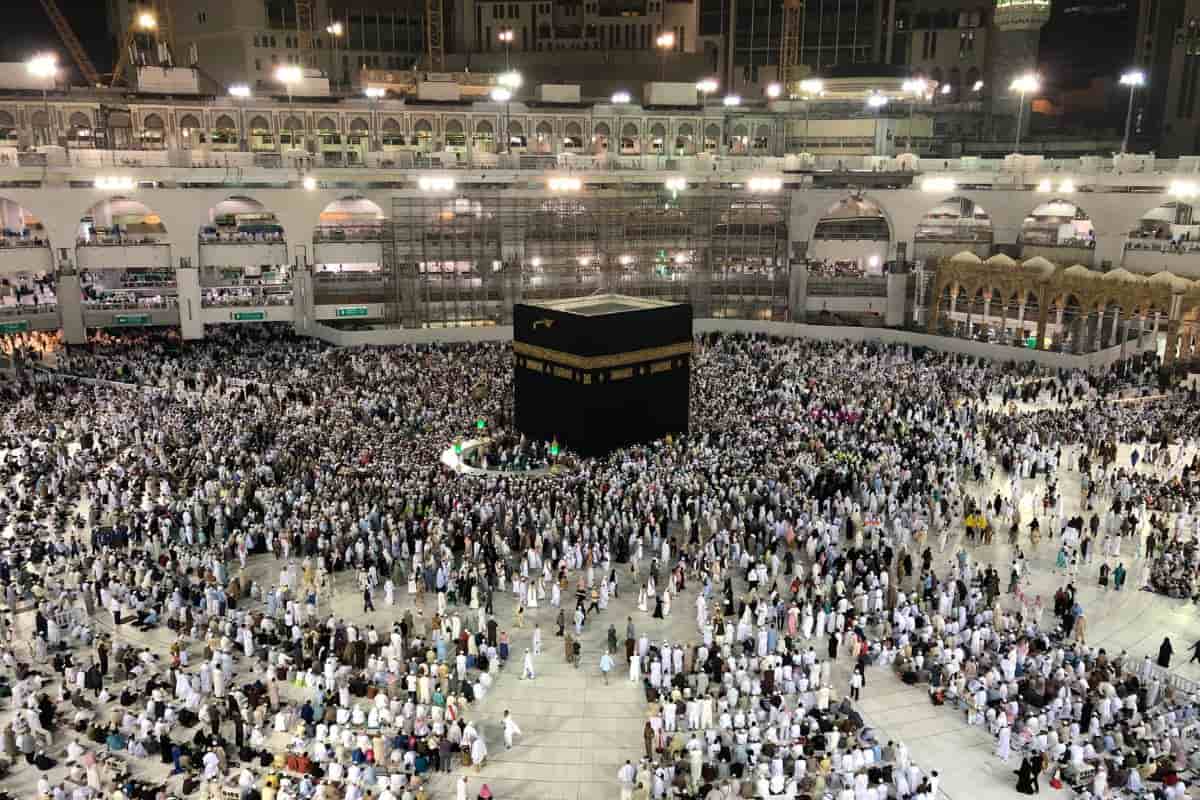 Ribuan jemaah beribadah mengelilingi Kabah di Masjidil Haram.