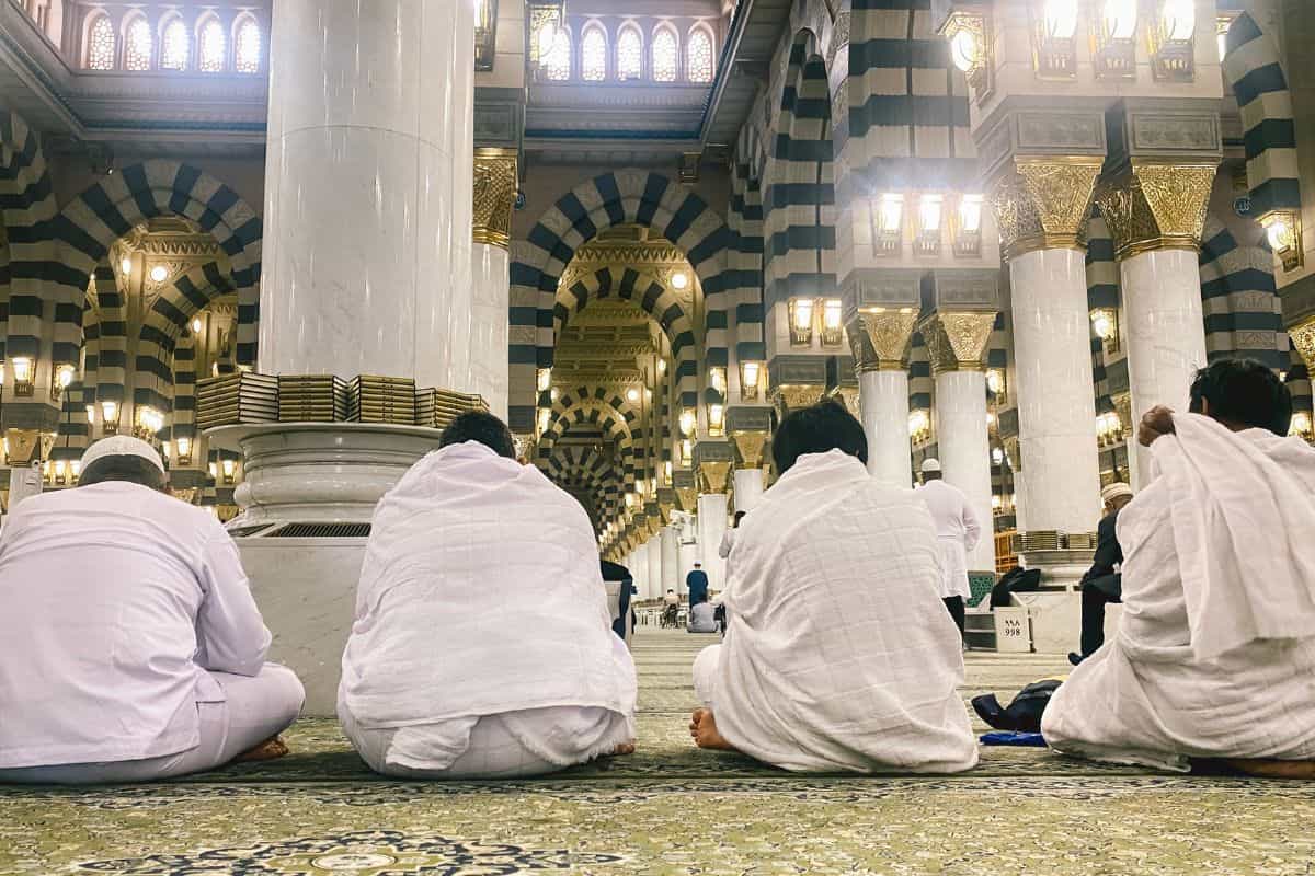 Jemaah umrah sedang beribadah.