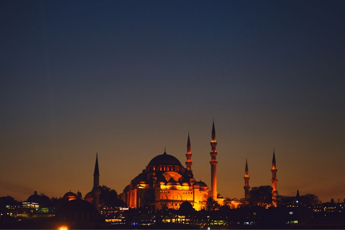 Fajar mulai muncul.&nbsp;