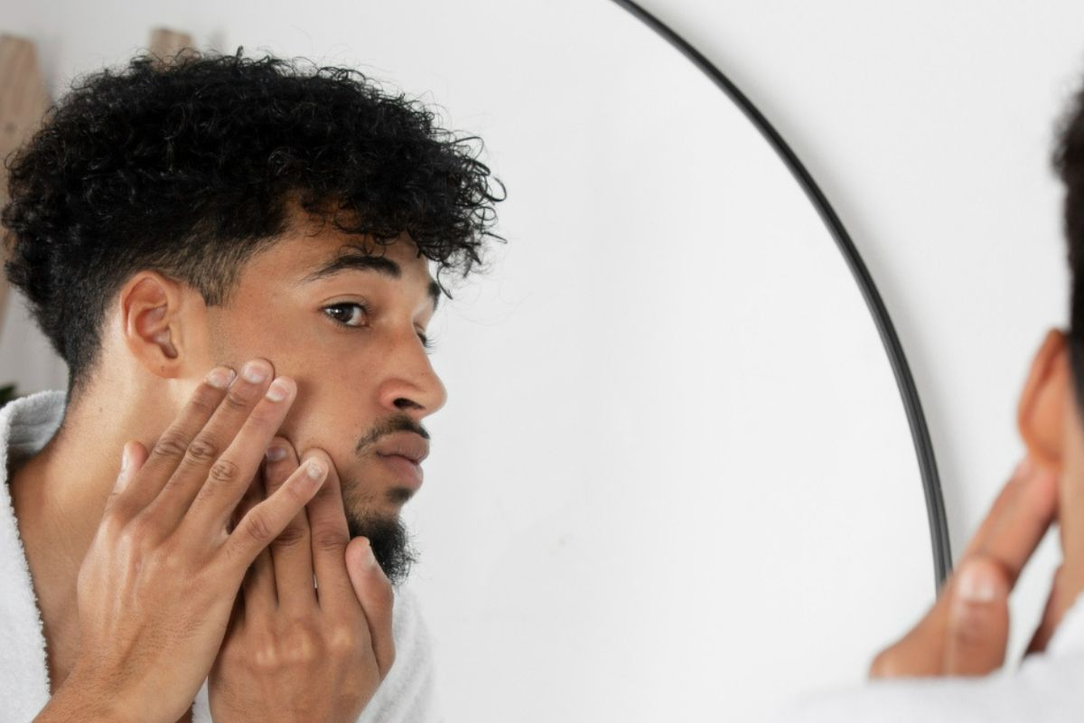 Pria sedang bercermin.