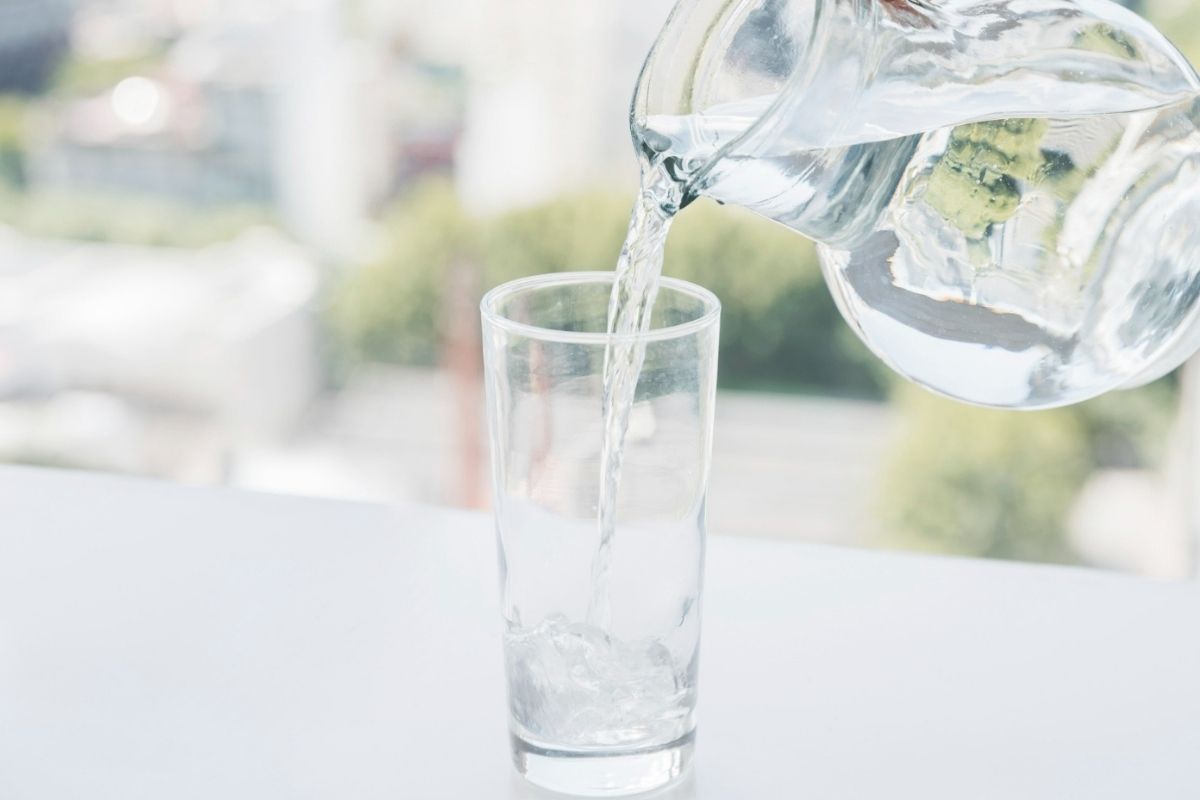 Segelas air mineral.