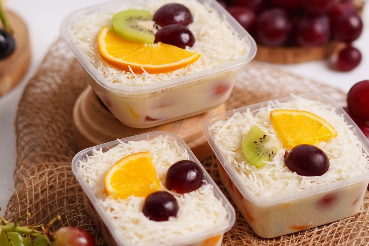 Salad buah dalam box makanan.