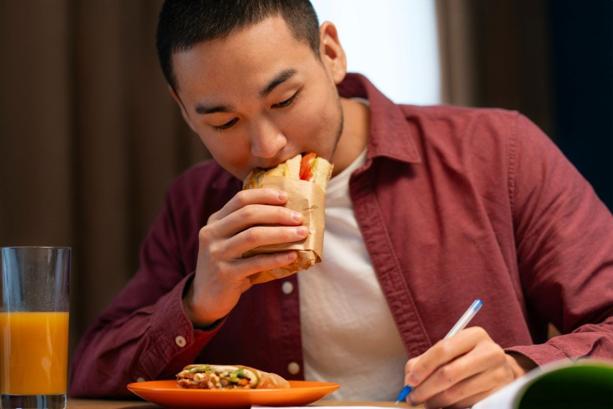 Seorang pria sedang makan.