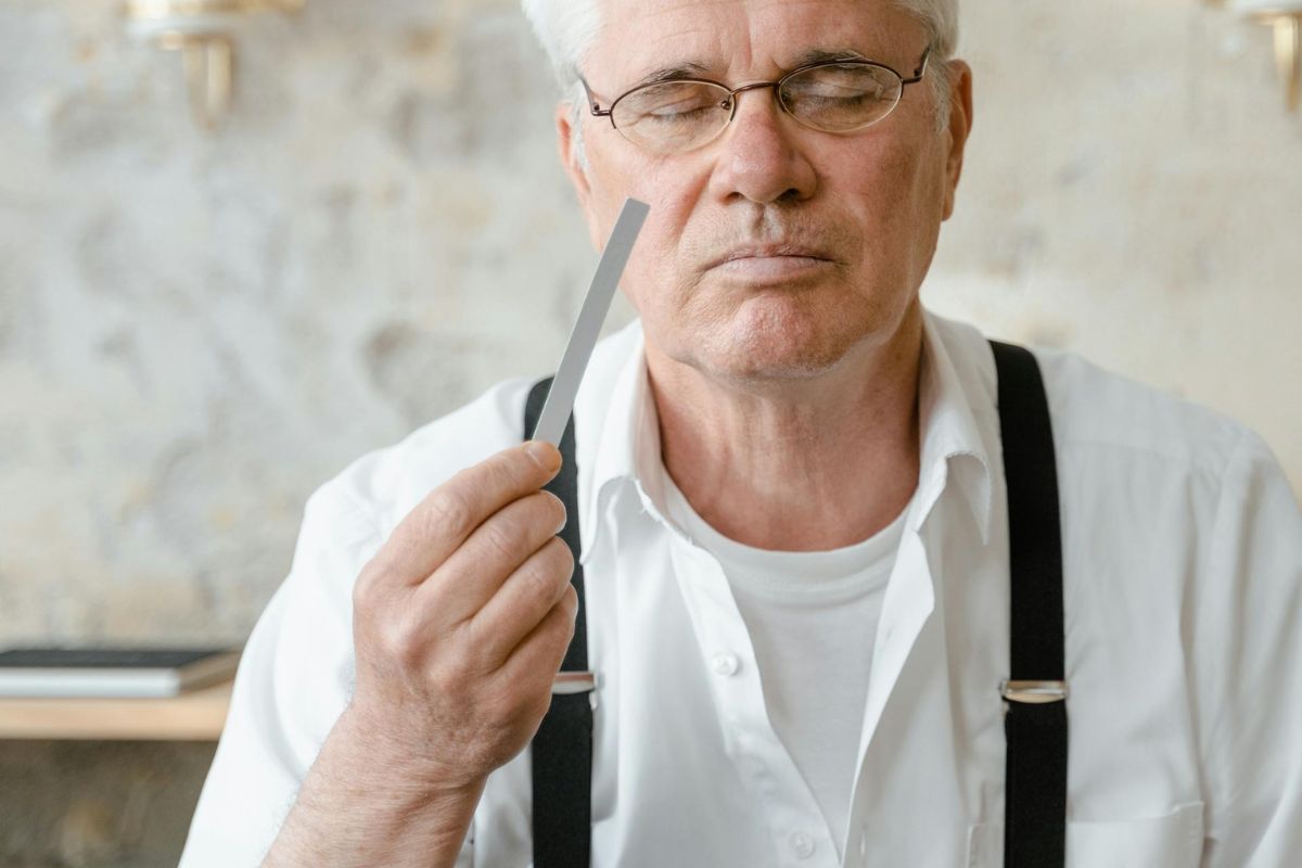 seorang pria sedang mencium aroma wewangian dari blotter paper