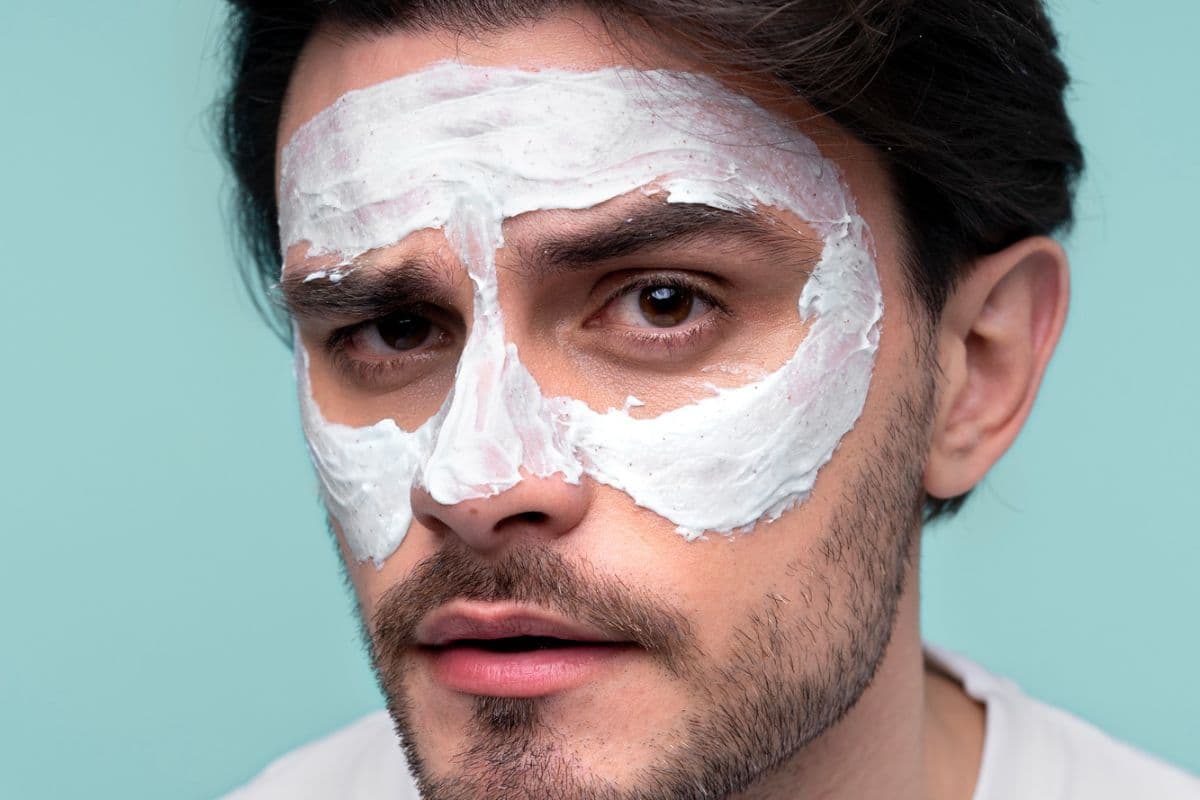 pria memakai skincare di wajah