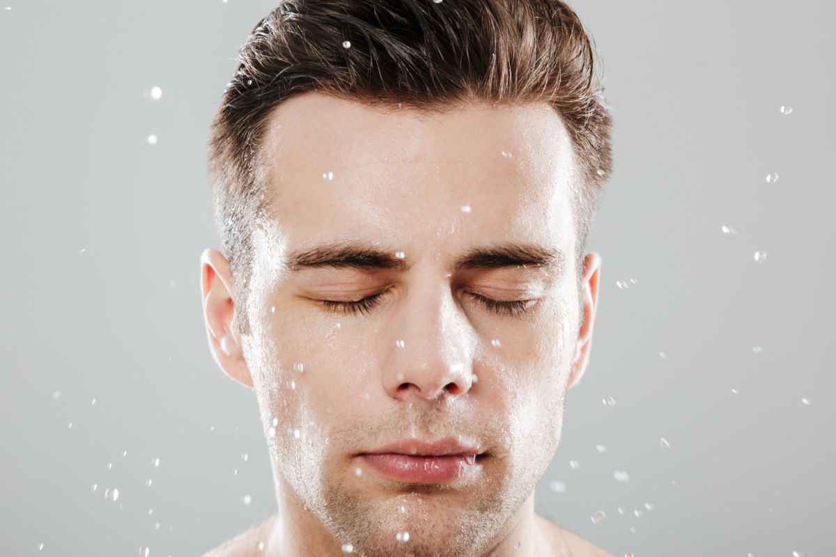 pria sedang mencuci muka