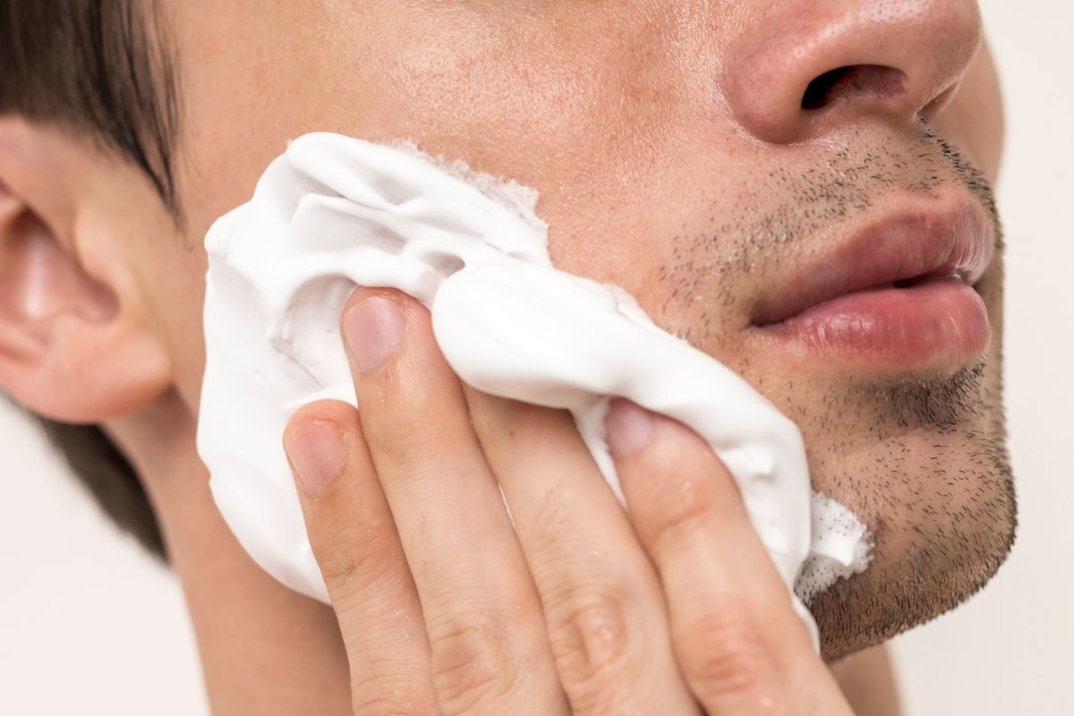 pria sedang memakai krim shaving