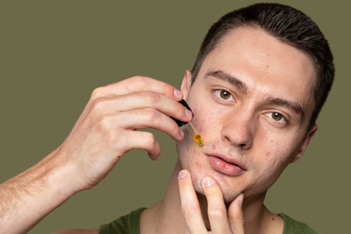 pria memakai serum di wajahnya