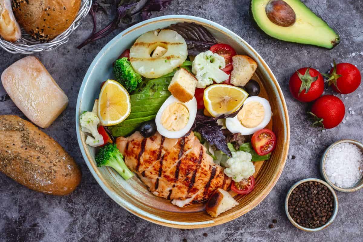 ayam panggang dan salad sayur